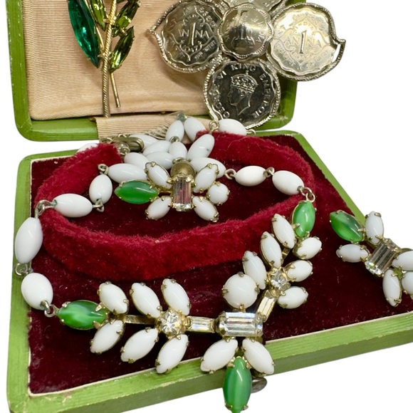 Vintage Hallmarked Duane Milk Glass & Rhinestone Necklace & Screw-back Earrings - Picture 9 of 9